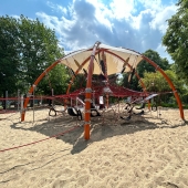 Bild vom Spielplatz anzeigen.