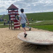 Bild vom Spielplatz anzeigen.