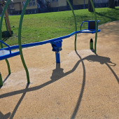 Bild vom Spielplatz anzeigen.