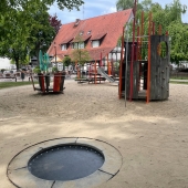 Bild vom Spielplatz anzeigen.