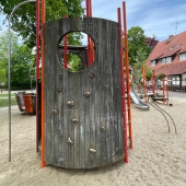 Bild vom Spielplatz anzeigen.