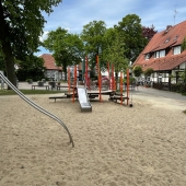 Bild vom Spielplatz anzeigen.