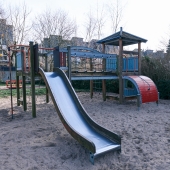 Bild vom Spielplatz anzeigen.