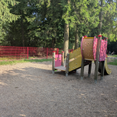 Bild vom Spielplatz anzeigen.