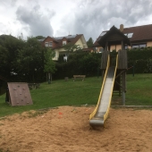 Bild vom Spielplatz anzeigen.