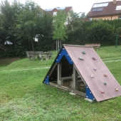 Bild vom Spielplatz anzeigen.
