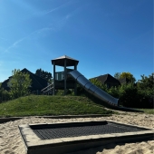 Bild vom Spielplatz anzeigen.