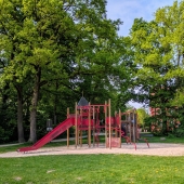 Bild vom Spielplatz anzeigen.