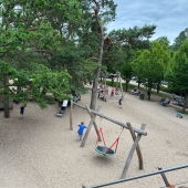 Bild vom Spielplatz anzeigen.