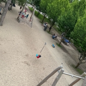 Bild vom Spielplatz anzeigen.