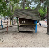 Bild vom Spielplatz anzeigen.