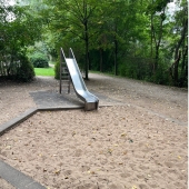 Bild vom Spielplatz anzeigen.