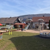 Bild vom Spielplatz anzeigen.