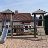 Bild vom Spielplatz anzeigen.
