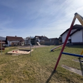 Bild vom Spielplatz anzeigen.