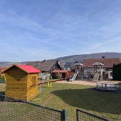 Bild vom Spielplatz anzeigen.