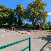 Bild vom Spielplatz anzeigen.
