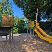 Bild vom Spielplatz anzeigen.