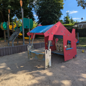 Bild vom Spielplatz anzeigen.