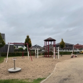 Bild vom Spielplatz anzeigen.