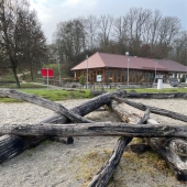 Bild vom Spielplatz anzeigen.
