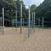 Bild vom Spielplatz anzeigen.