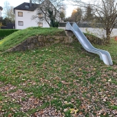 Bild vom Spielplatz anzeigen.