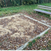 Bild vom Spielplatz anzeigen.