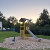 Bild vom Spielplatz anzeigen.