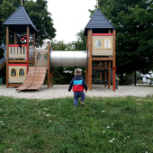 Bild vom Spielplatz anzeigen.