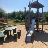 Bild vom Spielplatz anzeigen.