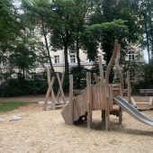 Bild vom Spielplatz anzeigen.