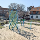 Bild vom Spielplatz anzeigen.