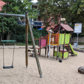 Bild vom Spielplatz anzeigen.