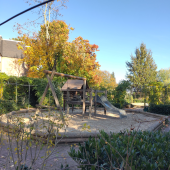 Bild vom Spielplatz anzeigen.