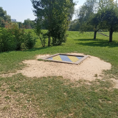 Bild vom Spielplatz anzeigen.