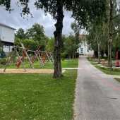 Bild vom Spielplatz anzeigen.
