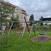 Bild vom Spielplatz anzeigen.