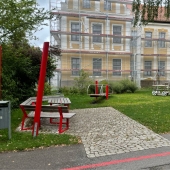 Bild vom Spielplatz anzeigen.