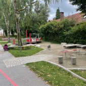 Bild vom Spielplatz anzeigen.
