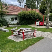 Bild vom Spielplatz anzeigen.