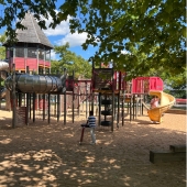 Bild vom Spielplatz anzeigen.
