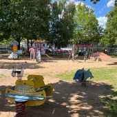 Bild vom Spielplatz anzeigen.