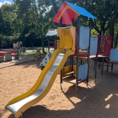 Bild vom Spielplatz anzeigen.