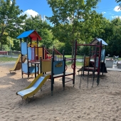 Bild vom Spielplatz anzeigen.