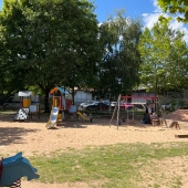 Bild vom Spielplatz anzeigen.