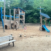 Bild vom Spielplatz anzeigen.