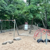 Bild vom Spielplatz anzeigen.