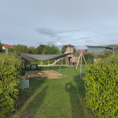 Bild vom Spielplatz anzeigen.