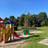 Bild vom Spielplatz anzeigen.